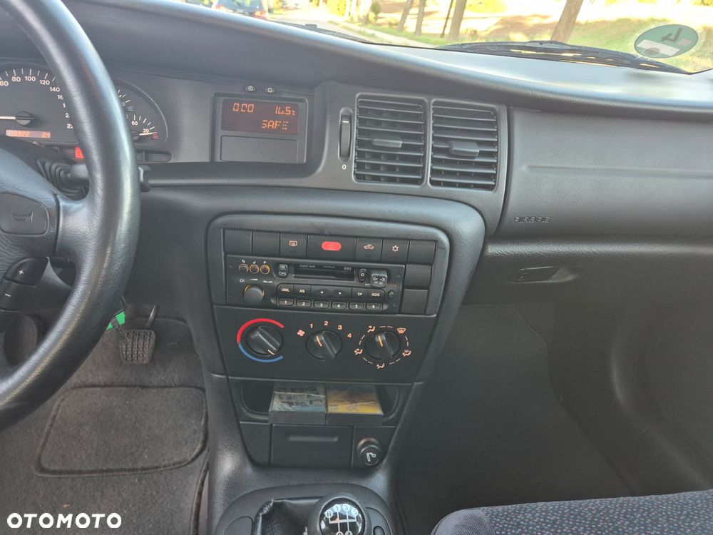 Opel Vectra 1.6 GL - 17
