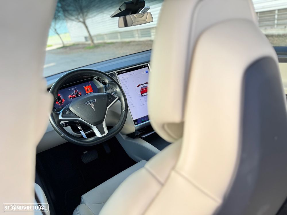 Tesla Model X - 18