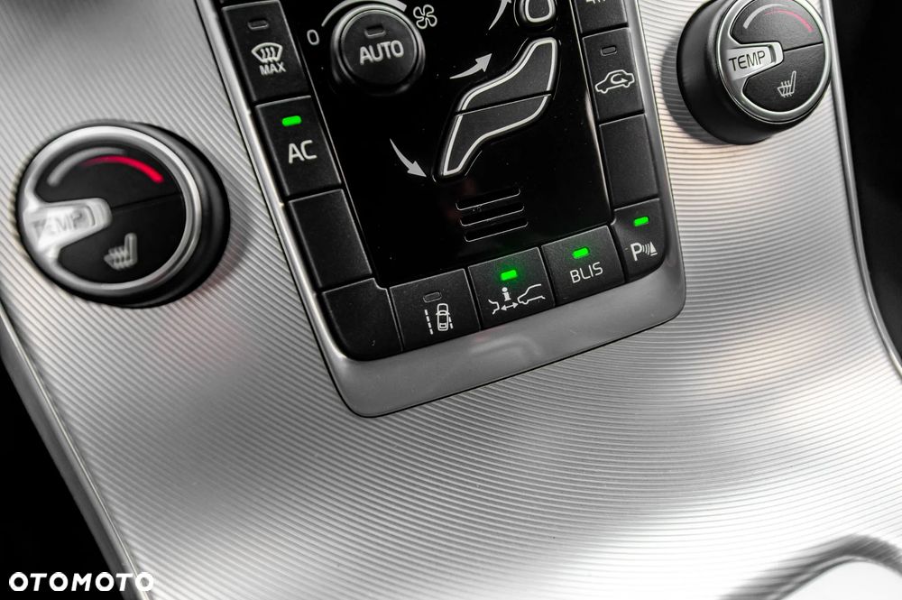 Volvo V60 D5 AWD Geartronic R-Design - 34