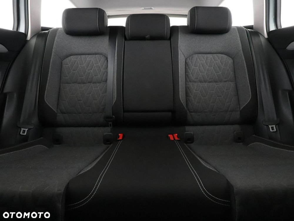 Volkswagen Passat Variant 2.0 TDI SCR DSG Business - 19
