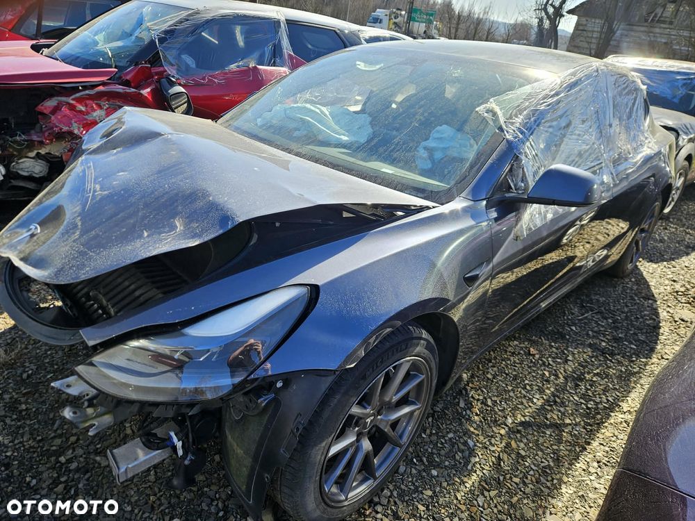 Tesla Model 3 - 3