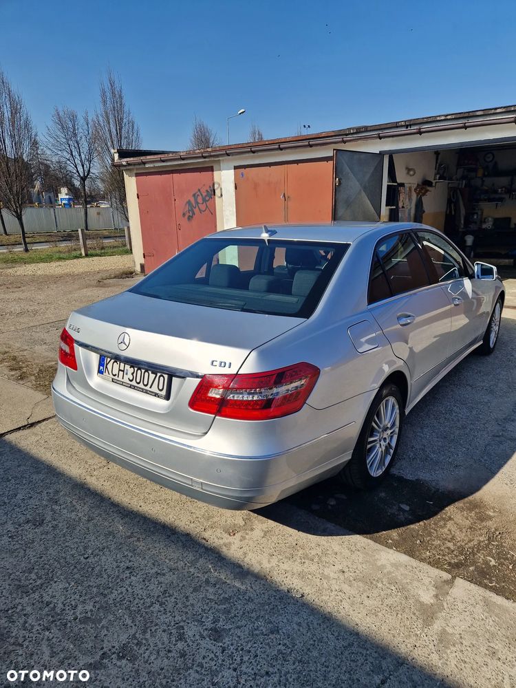 Mercedes-Benz Klasa E 220 CDI DPF BlueEFFICIENCY 7G-TRONIC Elegance - 12