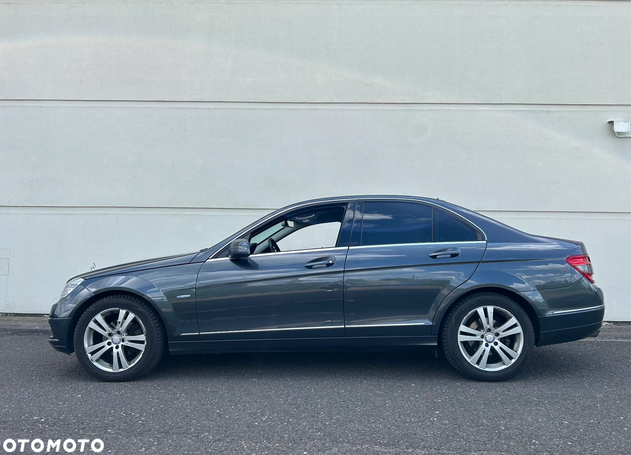 Mercedes-Benz Klasa C 180 CGI BlueEFFICIENCY Avantgarde - 2