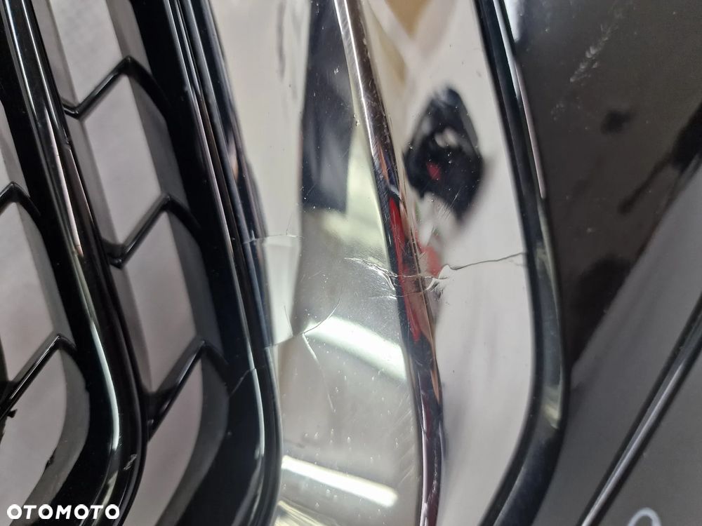 NISSAN MICRA K14 16- ATRAPA / GRILL / ZNACZEK POD RADAR PRZEDNI PRZÓD , NR 62890-5FA0R , NR AUKCJI GL729 - 6