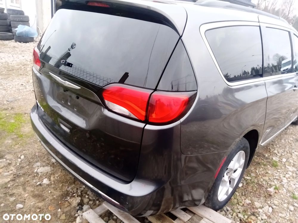 Chrysler Pacifica - 12