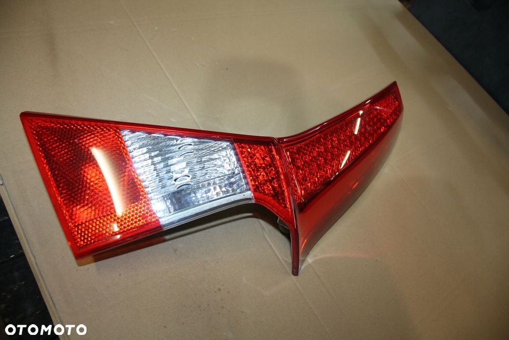 VOLVO V70 XC70 TYLNA PRAWA LAMPA IGŁA - 3