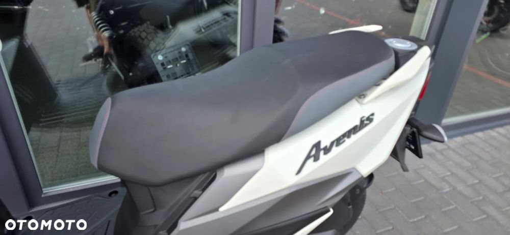 Suzuki Avenis - 32