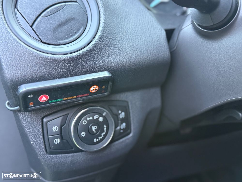 Ford Transit Courier - 19