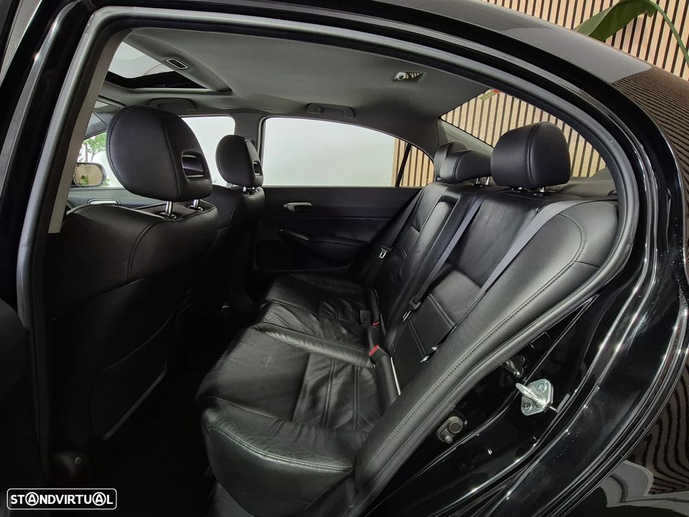 Honda Civic 1.8 ES Auto. - 24