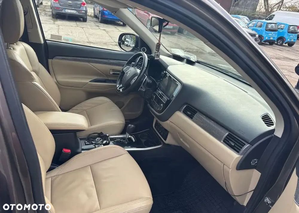 Mitsubishi Outlander - 8
