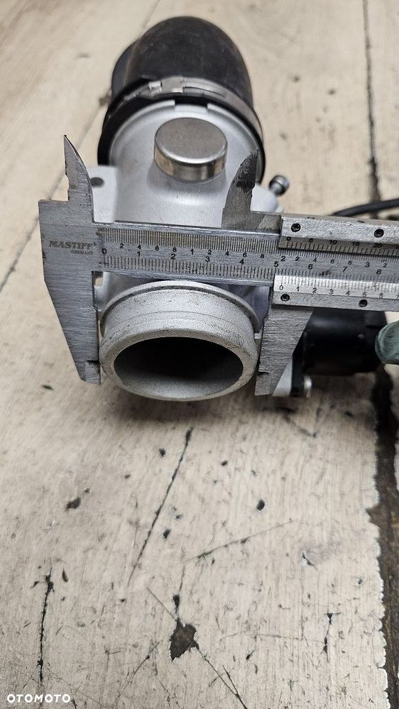 Przepustnica prawa BMW R12300 GS  13547672732 - 15
