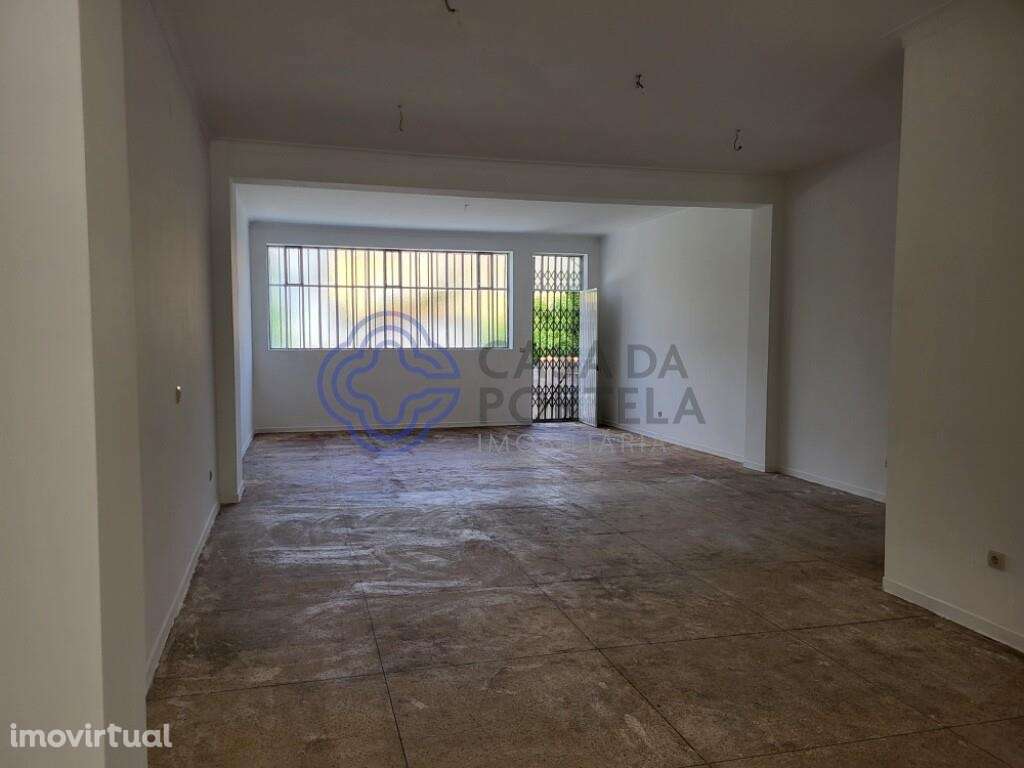 loja com 2 pisos e armazém com possibilidades para transformar em t2+1 - Grande imagem: 2/23