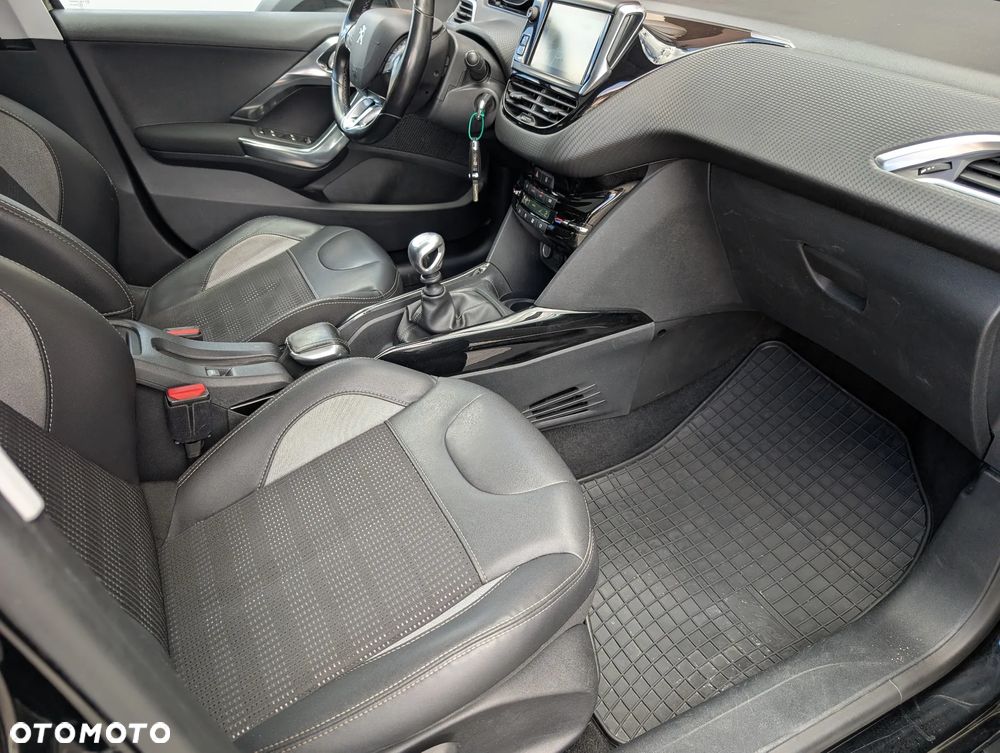 Peugeot 2008 1.2 Pure Tech Allure S&S - 21