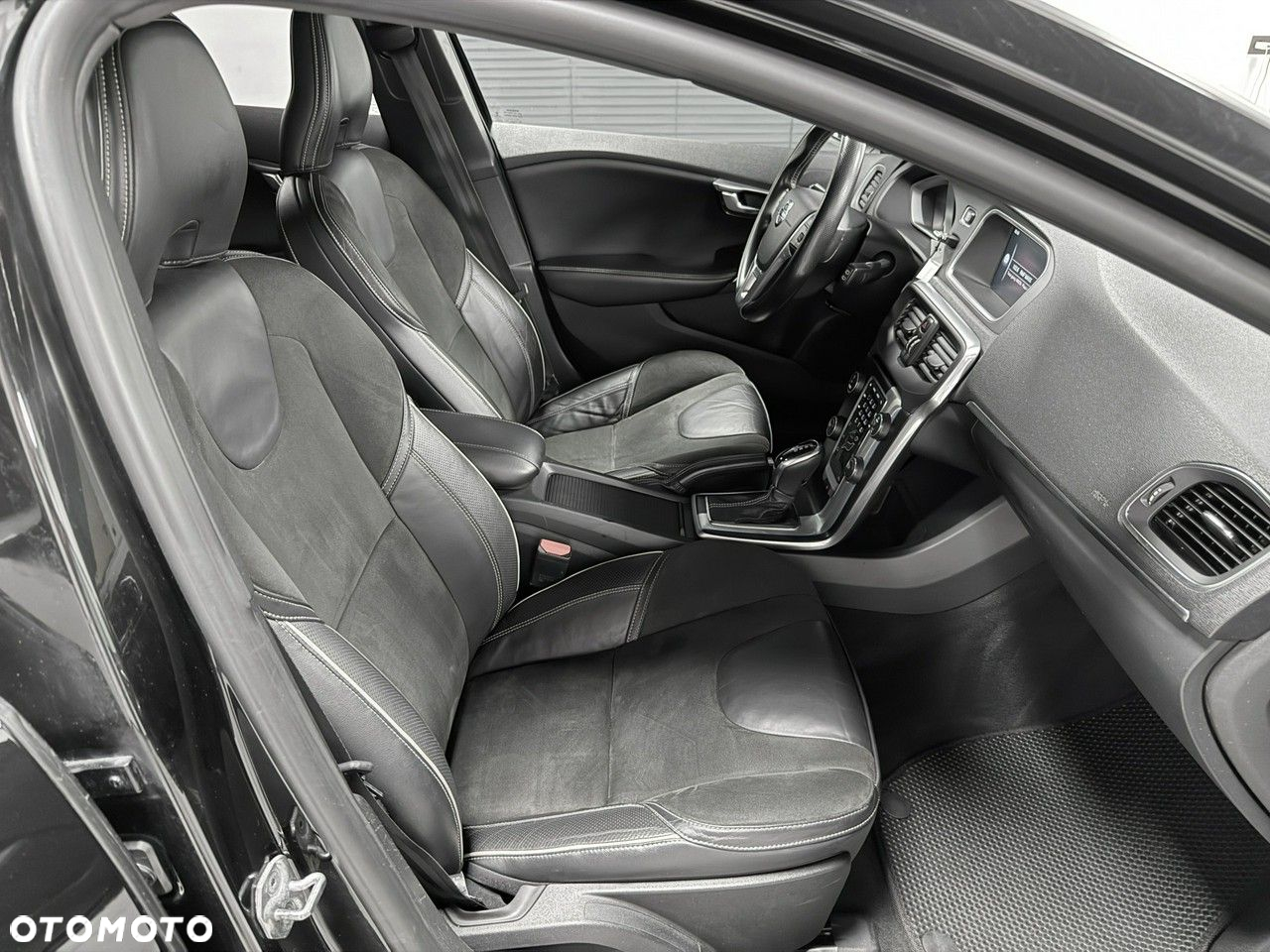 Volvo V40 D3 Drive-E SCR R-Design Momentum - 23
