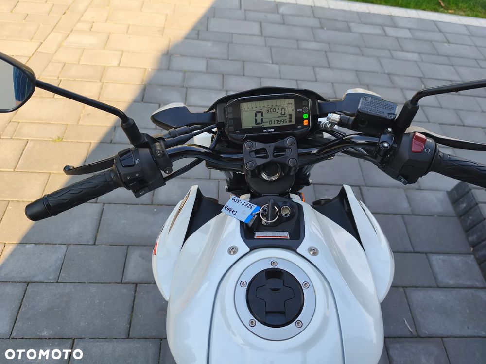 Suzuki GSX - 23