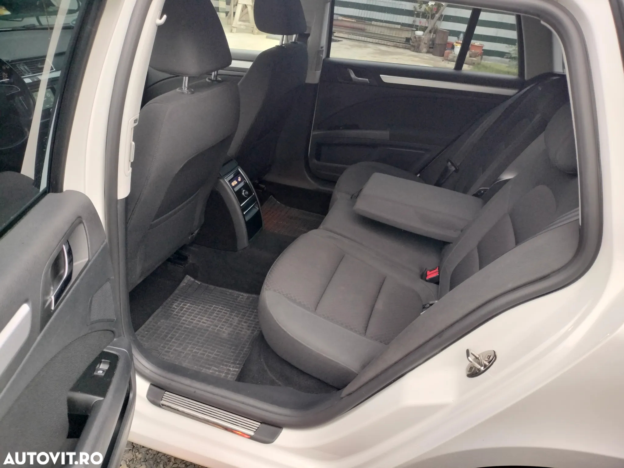 Skoda Superb 2.0 TDI DSG FAMILY - 25