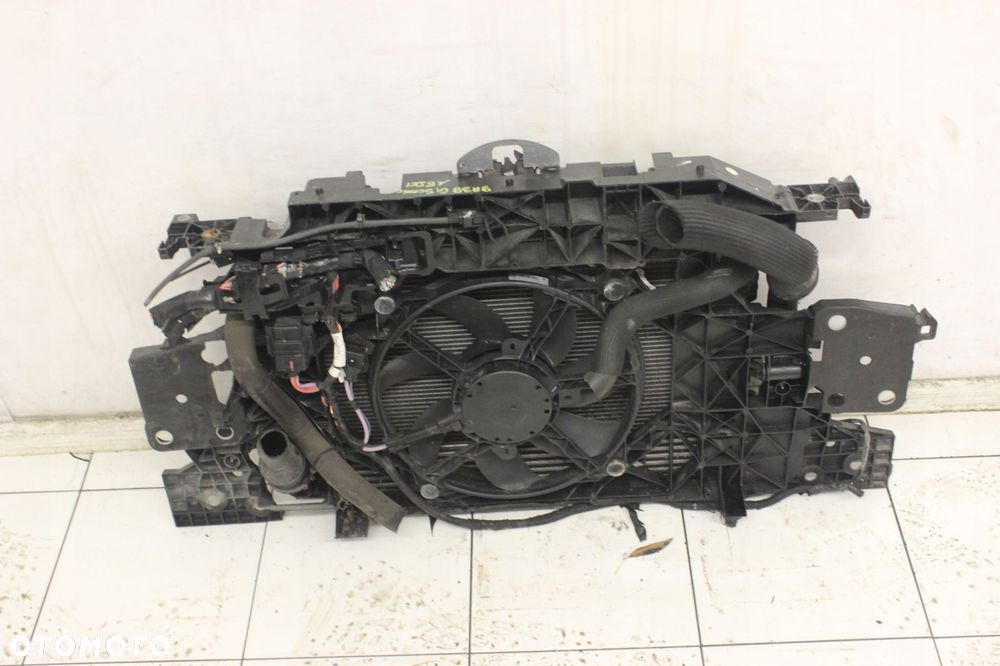 PAS PRZEDNI CHŁODNICE RENAULT SCENIC III 1.5 DCI - 1