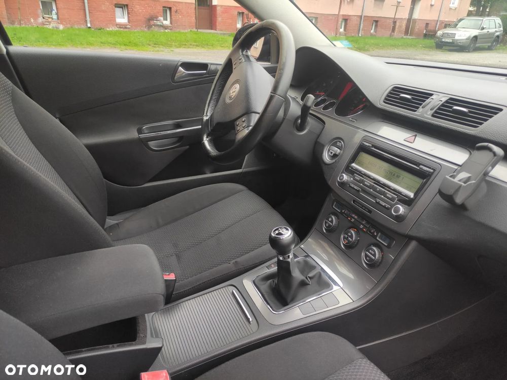 Volkswagen Passat 1.9 TDI DPF BlueMotion - 27