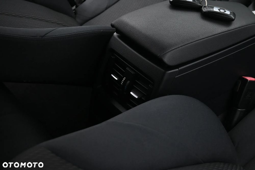 BMW Seria 3 320d DPF Edition Sport - 31