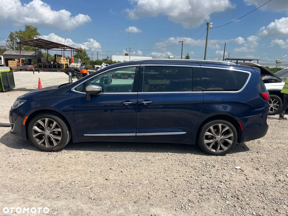 Chrysler Pacifica - 4