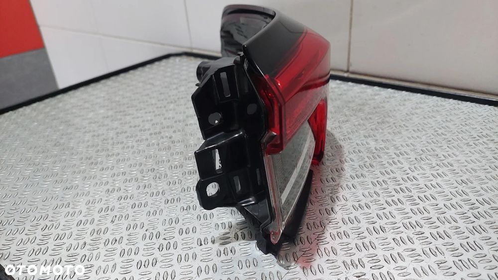 LAMPA PRAWY TYŁ TOYOTA COROLLA E21 SEDAN R2019 NR 8155002D1100 - 3
