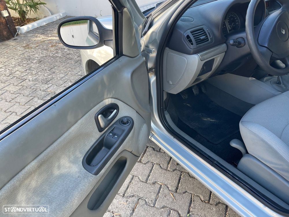 Renault Clio 1.2 16V Privilège - 19