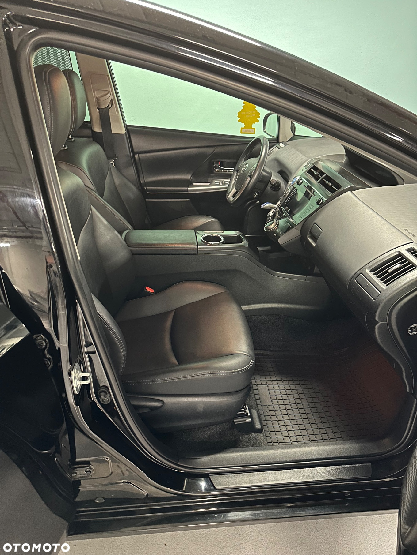 Toyota Prius+ (Hybrid) - 11