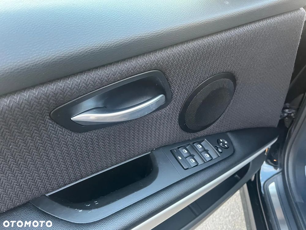 BMW Seria 3 318d DPF Touring - 23