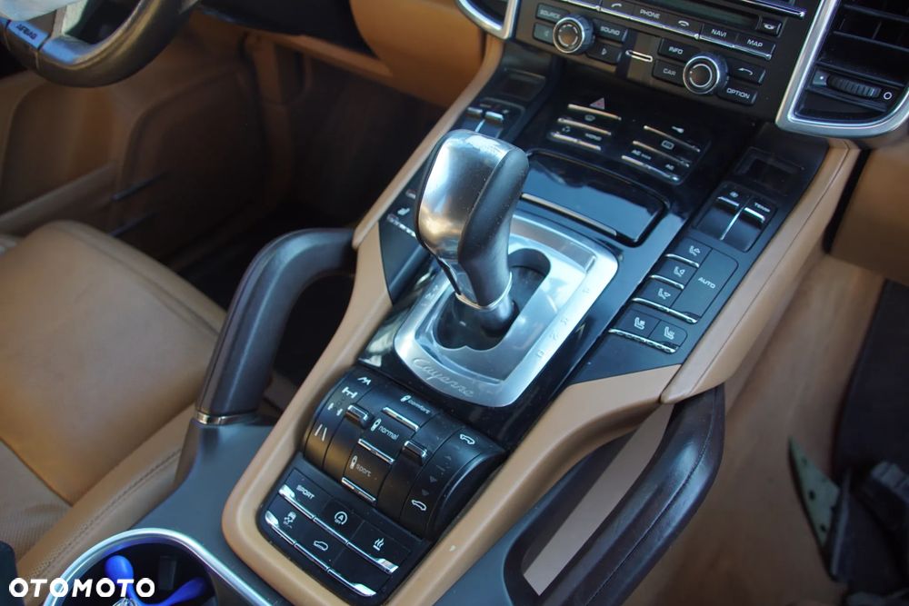 Auto na części - Porsche Cayenne II 3.0 D 239 KM CASA A5904 LR9A 2011R Silnik Skrzynia Drzwi Klapa Błotnik Lampa Lusterko Szyba Klamka Deska Kokpit Sterownik Moduł Czujnik Licznik Kierownica Wyświetlacz Panel - 15