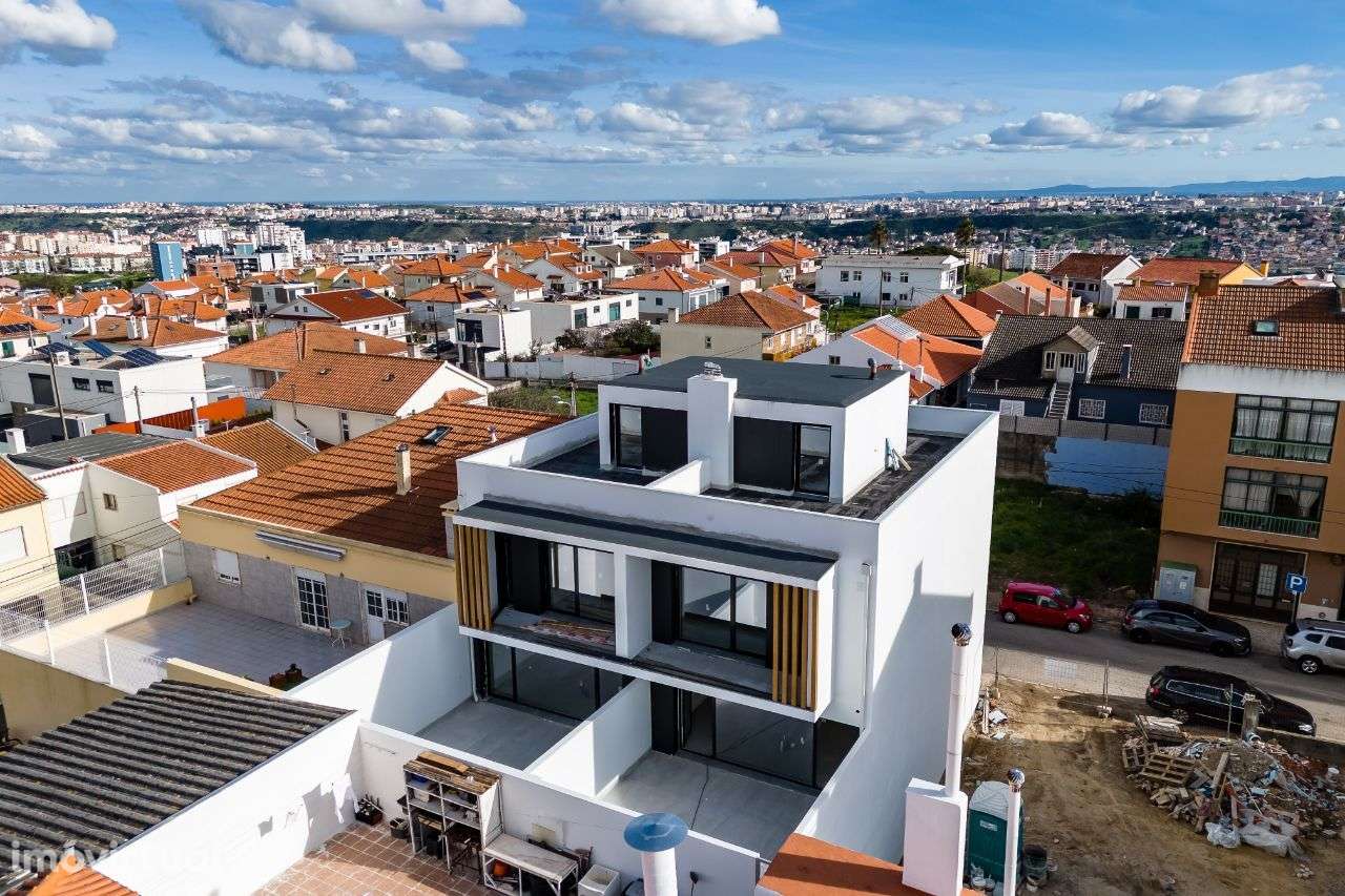 Moradia T3 Famões | Nova | Garagem | Terraço - Grande imagem: 3/21