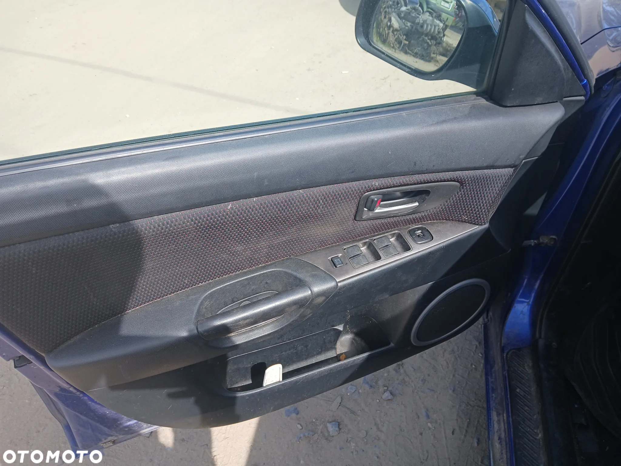 mazda 3 fotel fotele kanapa deska kokpit podsufitka boczek boczki klamka podłokietnik licznik - 2