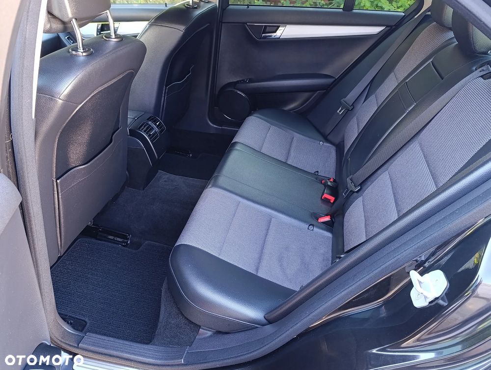 Mercedes-Benz Klasa C 180 CGI Automatik BlueEFFICIENCY Avantgarde - 13