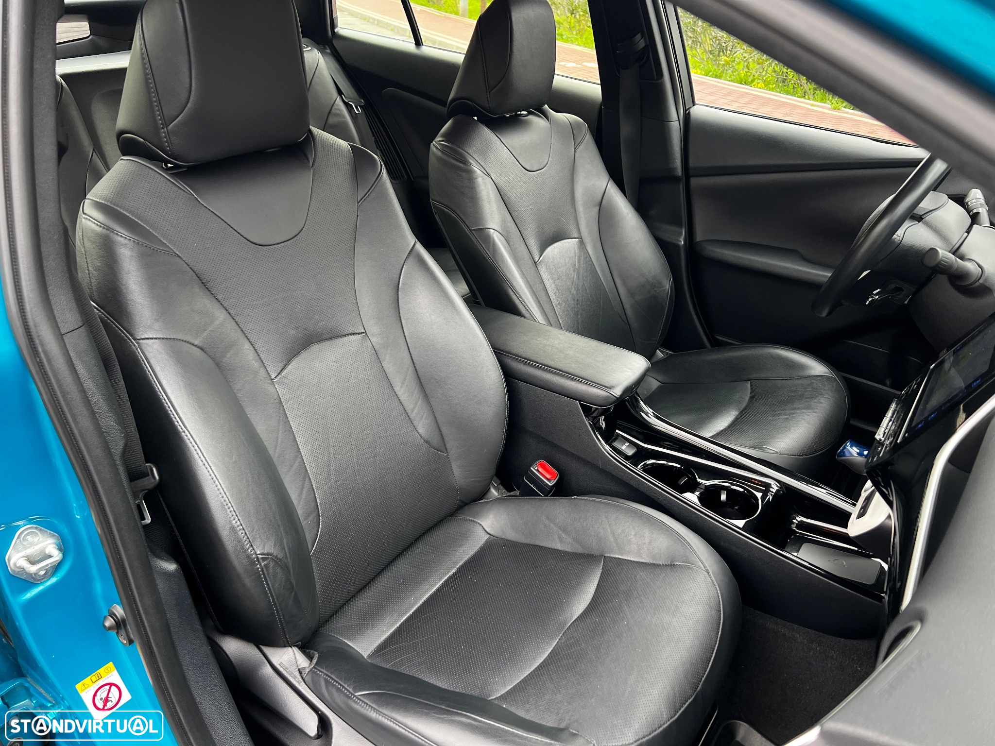 Toyota Prius 1.8 Plug-In Luxury Pele - 29