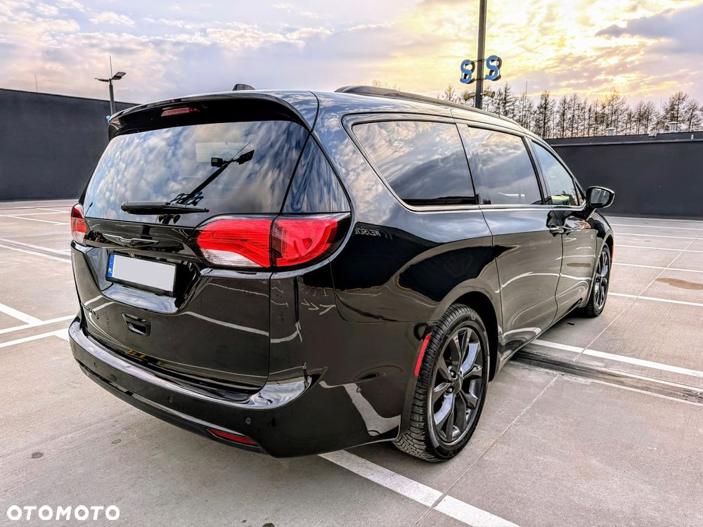 Chrysler Pacifica - 4