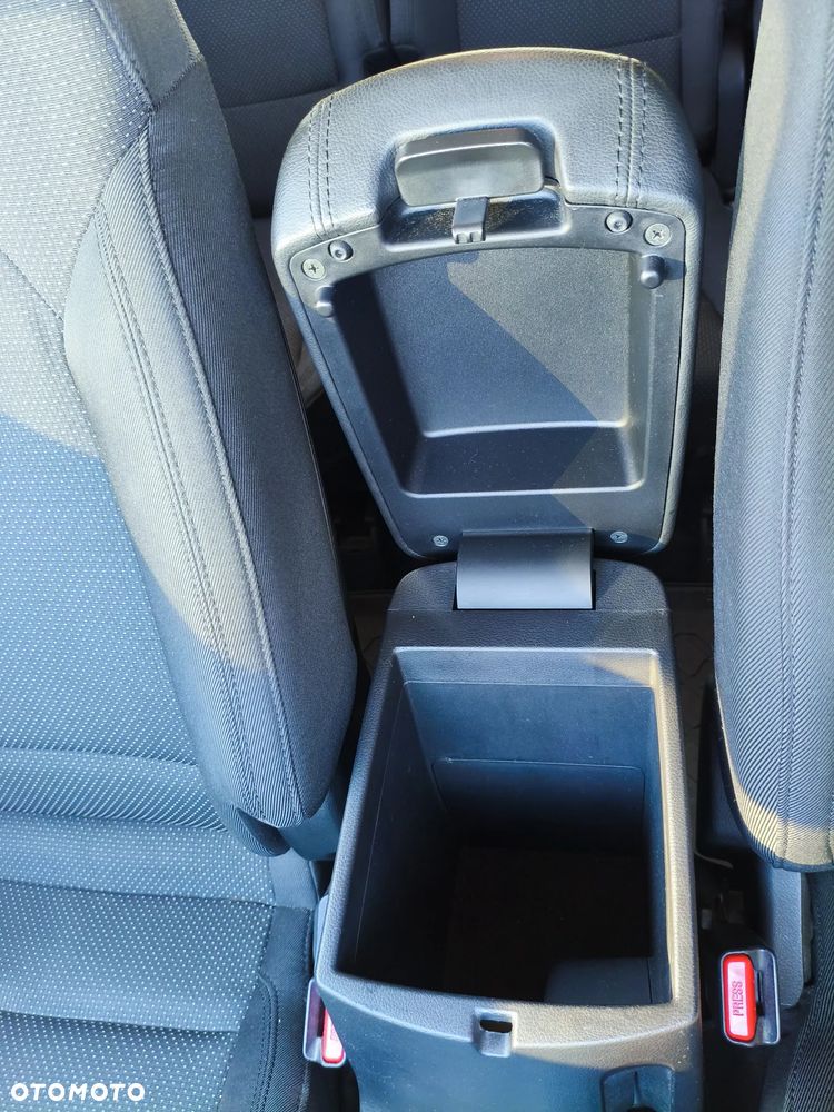 Kia Carens - 32