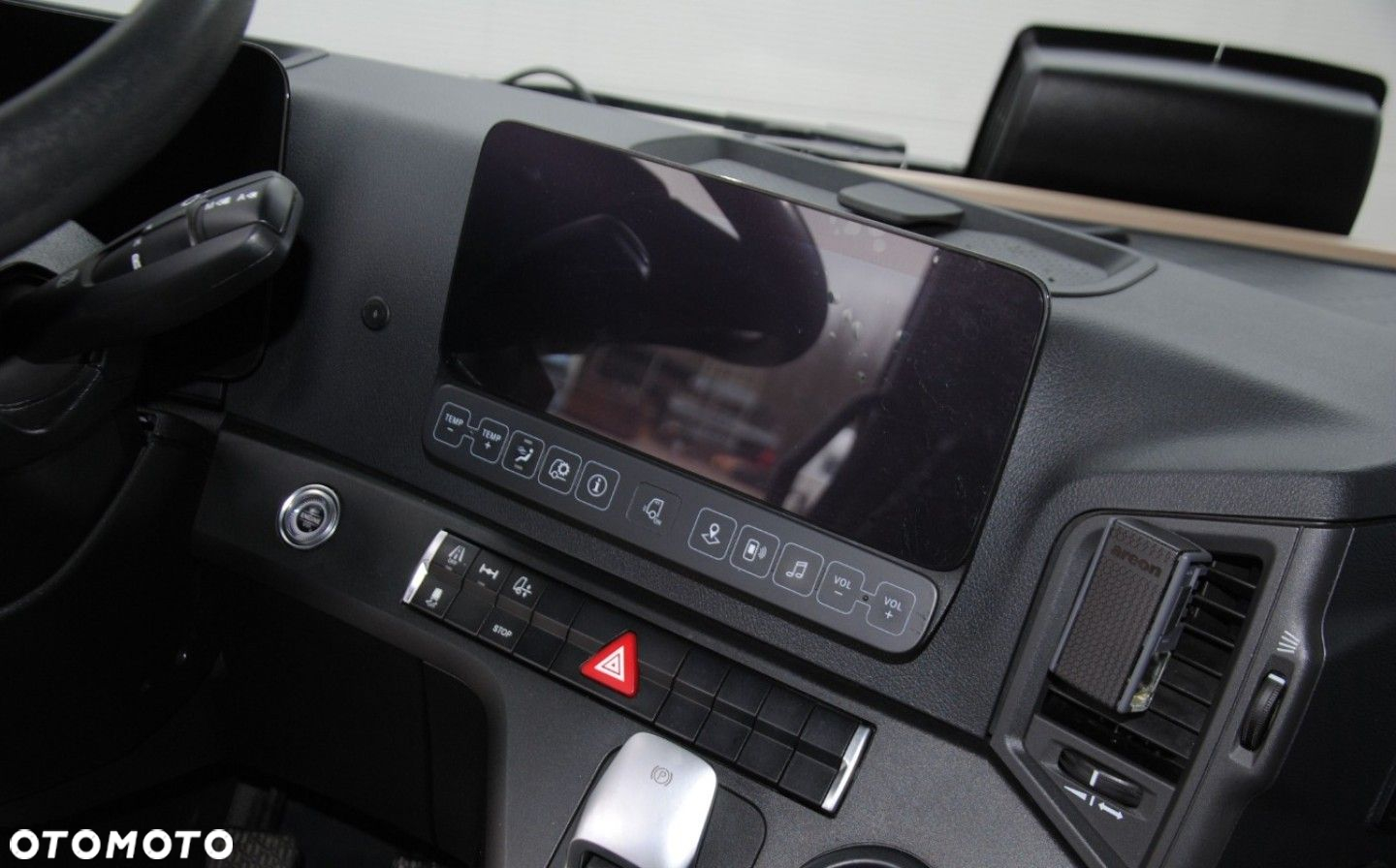 Mercedes-Benz Actros 1845, BigSpace, Pulpit multimedialny - 7