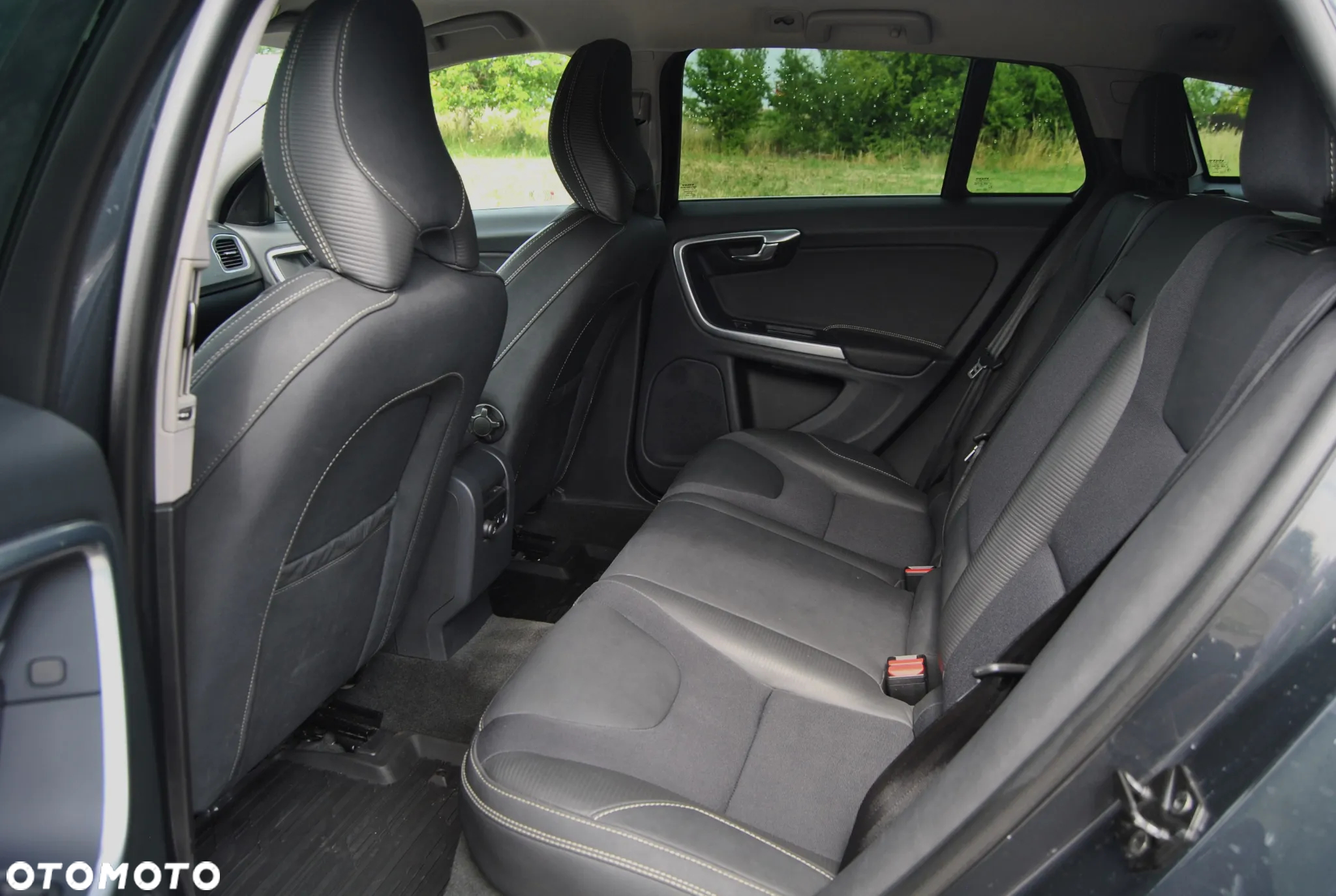 Volvo V60 D2 R-Design - 6