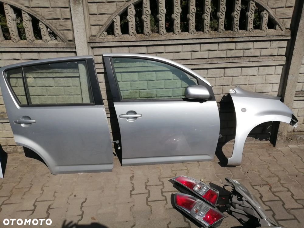 LAMPA PRAWA TYŁ DAIHATSU SIRION 2 II M300 5D LIFT poznan