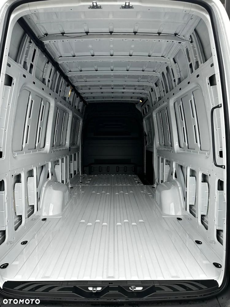 Mercedes-Benz Sprinter - 25