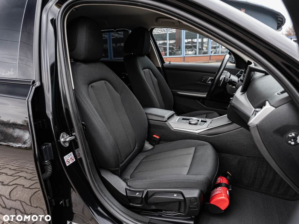BMW Seria 3 318d - 23
