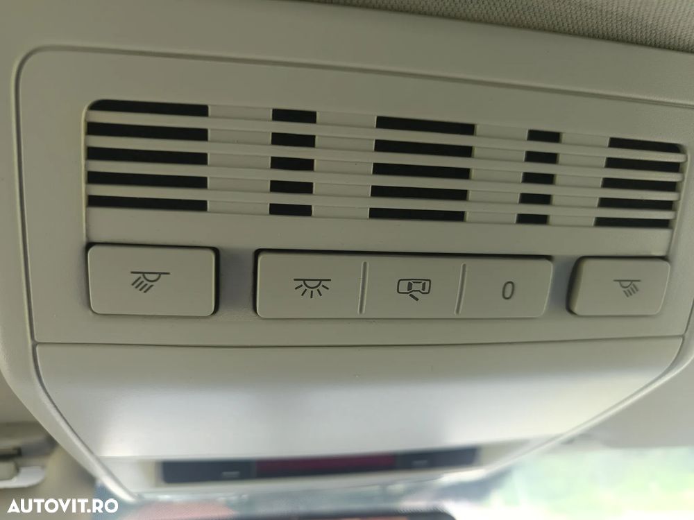Volkswagen Caravelle - 11