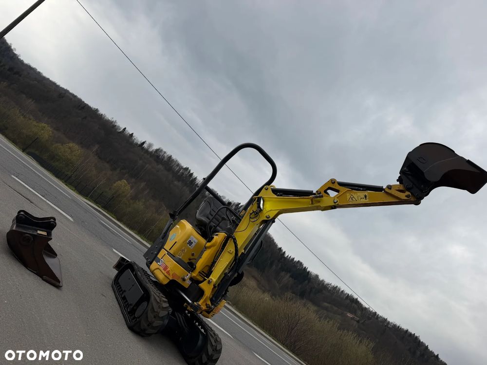 Yanmar SV08-1AS Japońska Minikoparka Koparka 1,1 tony. Maszyna jak Nowa. 2017rok. Pochodzi z Norweskiego Gospodarstwa Ogrodniczego! 2 łyżki. Rozsuwane Podwozie. Dokumentacja. Dodatkowe sekscje Hydrauliczne na młot lub wiertnice. Ani deka luzów czy wycieków. Szybkozłącze. Oryginalne łyżki Steelwrist! Skrętne ramię. OKAZJA Zadbana Maszyna! Bardzo oszczędny silnik Yanmar. Mocne pompy Hydrauliczne!! - 5