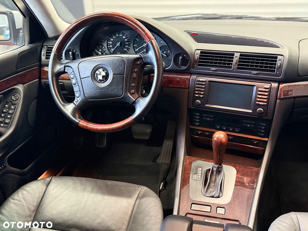 BMW Seria 7 740i - 25