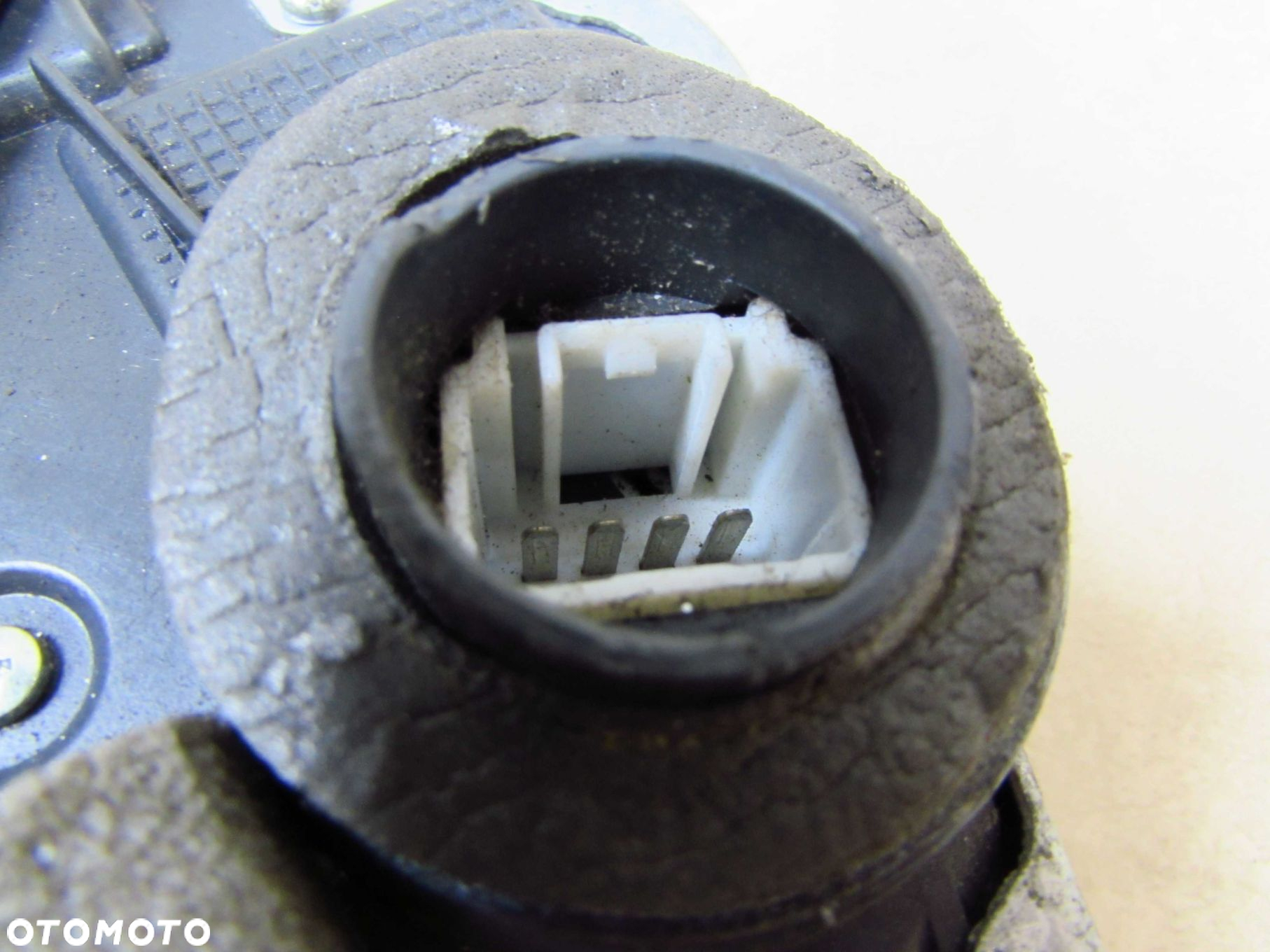 TOYOTA AVENSIS T25 03-08 ZAMEK DRZWI PRZOD PRAWY 4 PIN - 5