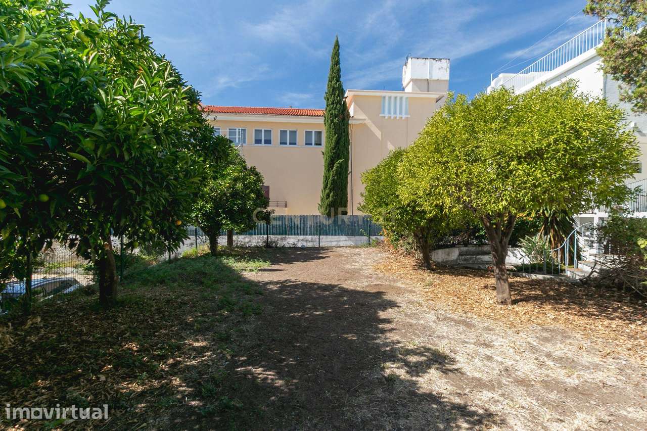 Terreno de 956m2 com duas moradias em Alcântara, Lisboa, uma T4 e T3 - Grande imagem: 3/58