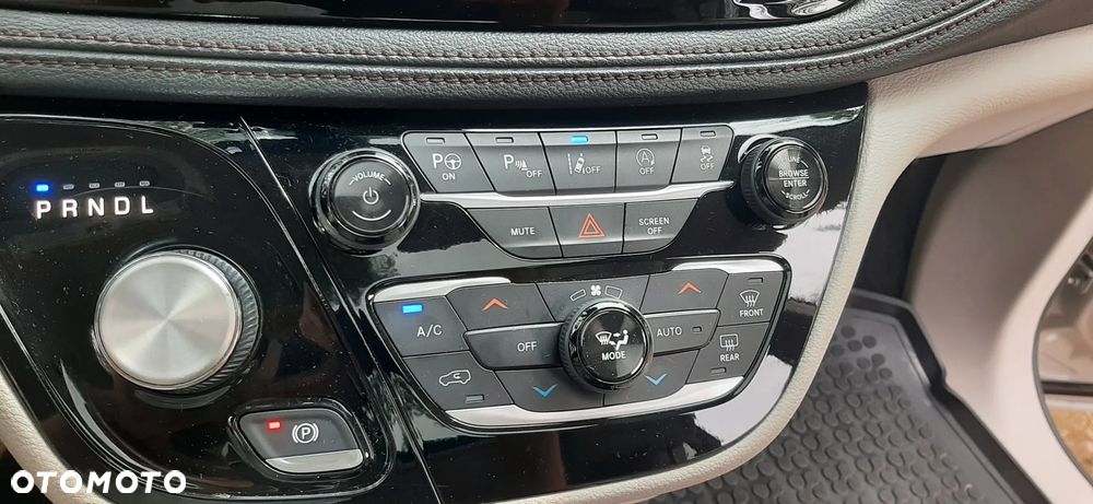 Chrysler Pacifica - 11