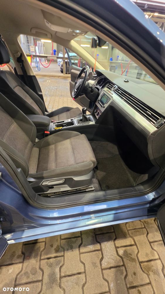 Volkswagen Passat - 12