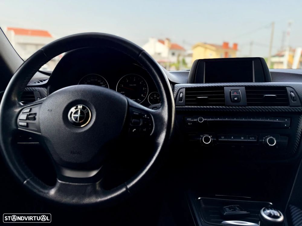 BMW 318 d Line Sport - 16