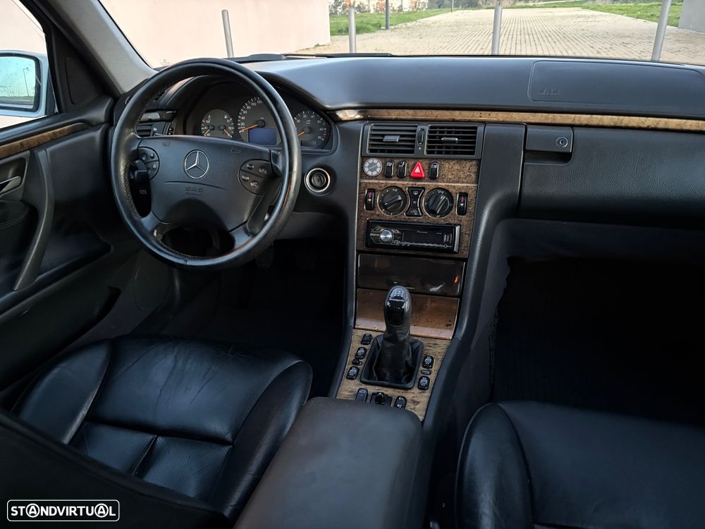 Mercedes-Benz E 240 Classic - 23