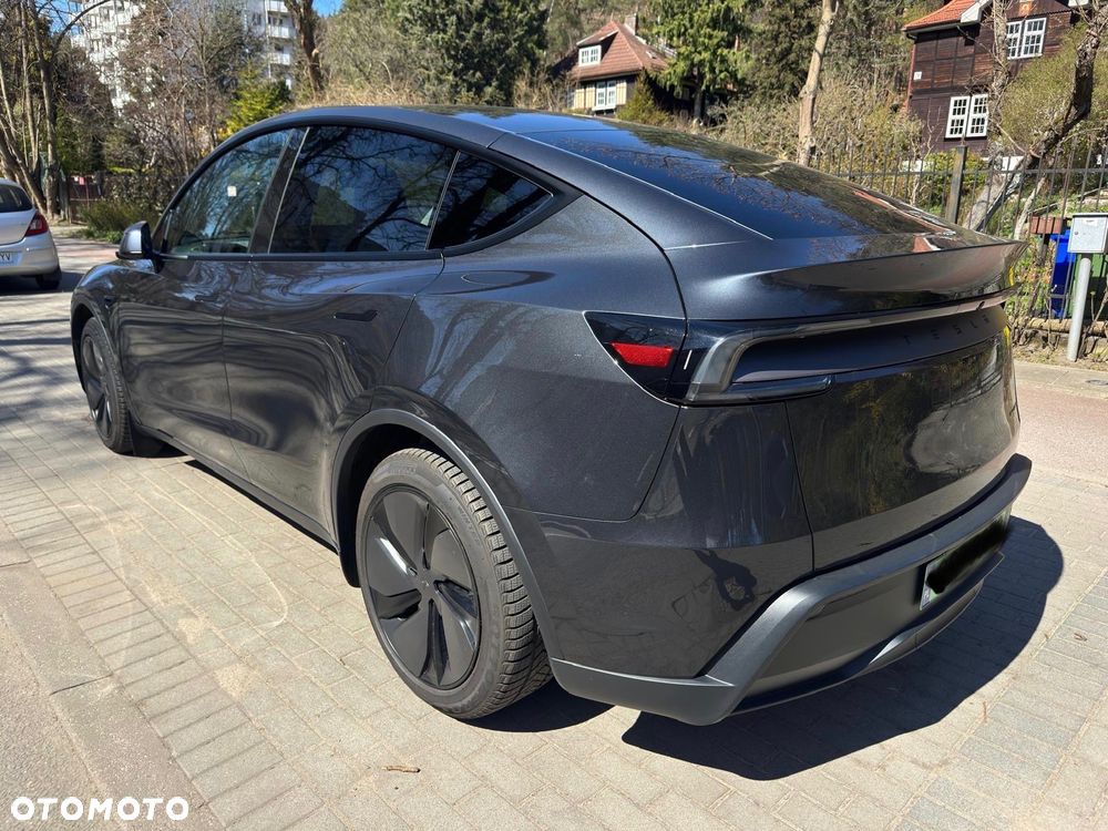 Tesla Model Y - 10